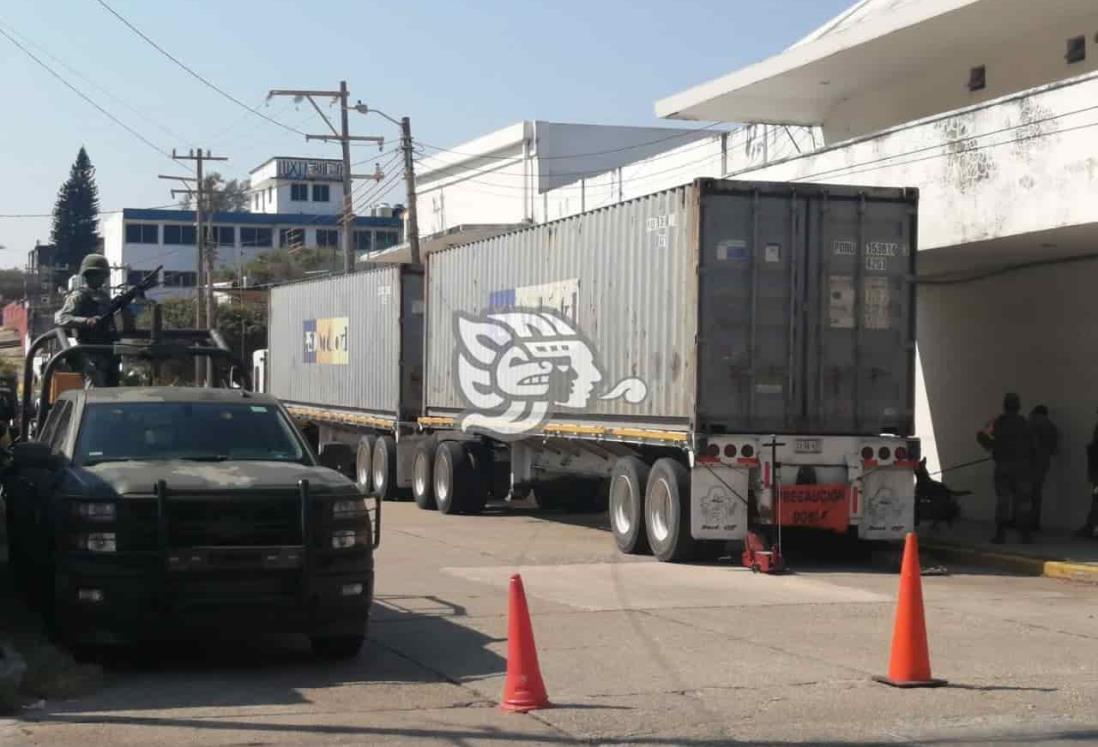 Tráiler asegurado con droga, a disposición de FGR en Coatzacoalcos