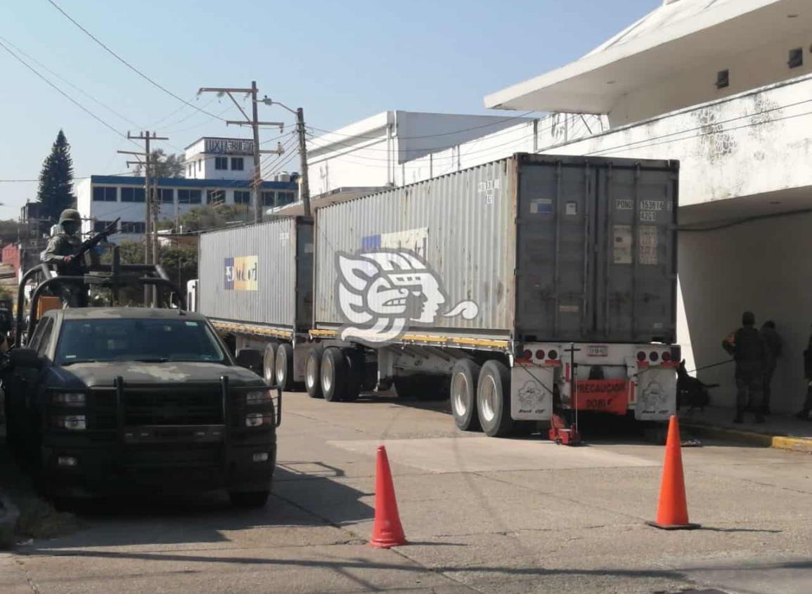 Tráiler asegurado con droga, a disposición de FGR en Coatzacoalcos