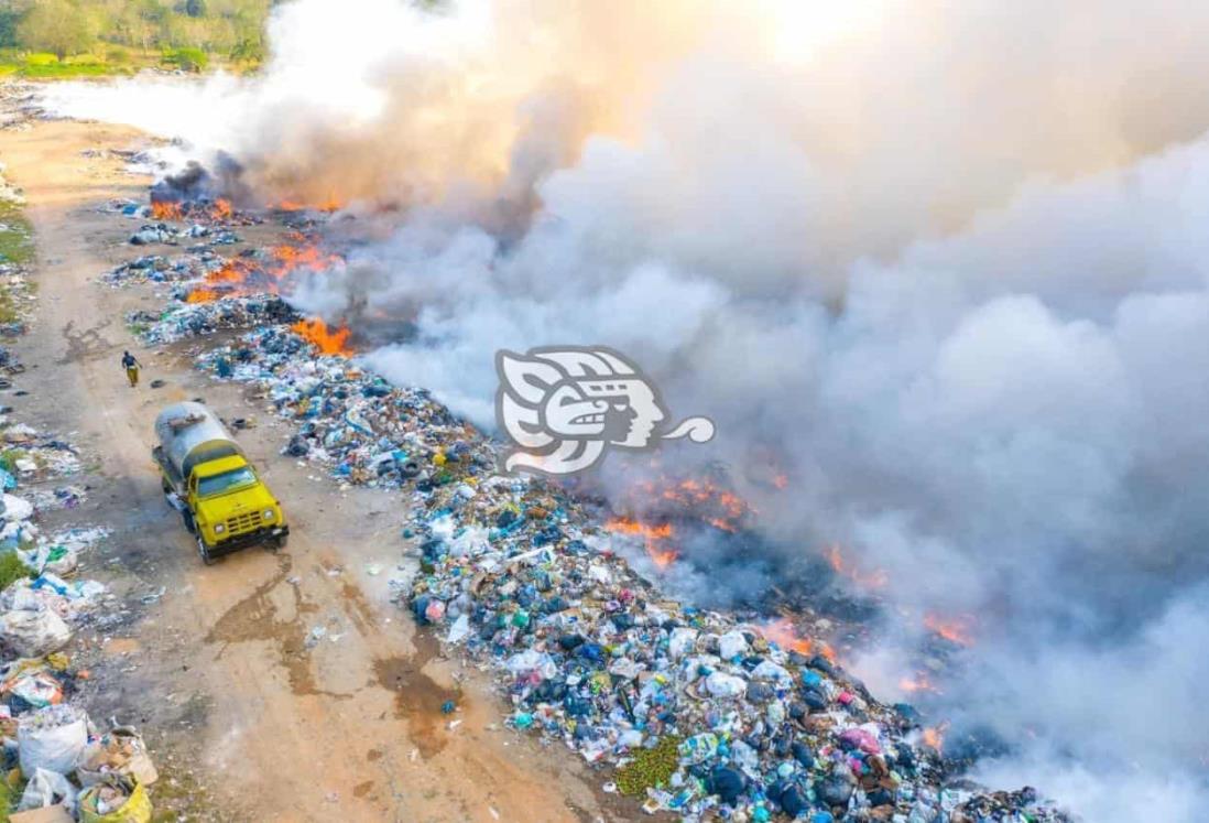 Casi controlado incendio en basurero de Oluta; utilizan 400 mil litros de agua