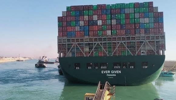 Tráfico en Canal de Suez se reanuda tras liberación de barco atrapado