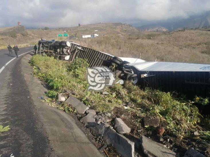 Vuelca tráiler en trébol de Maltrata