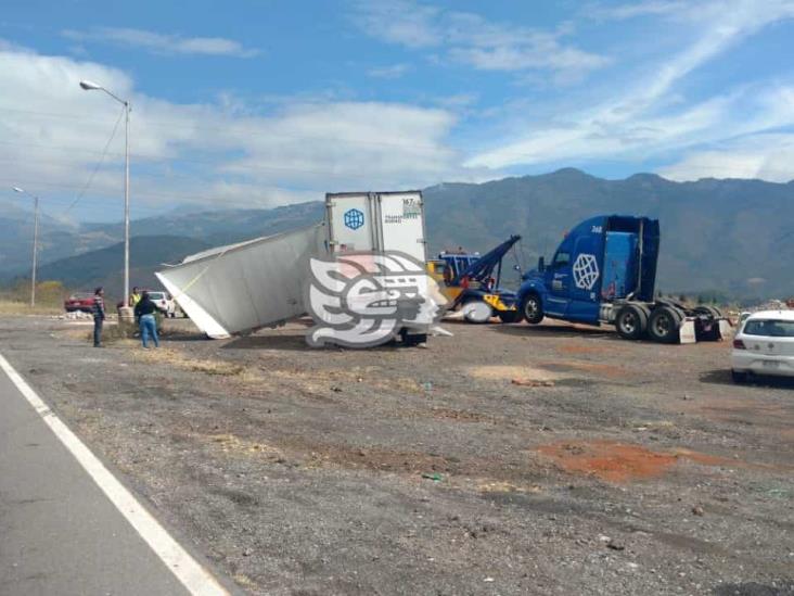 Vuelca tráiler en trébol de Maltrata