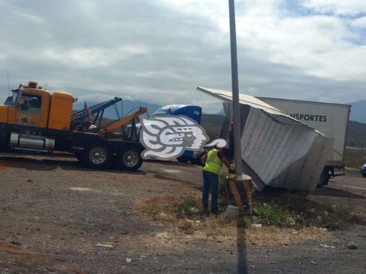 Vuelca tráiler en trébol de Maltrata