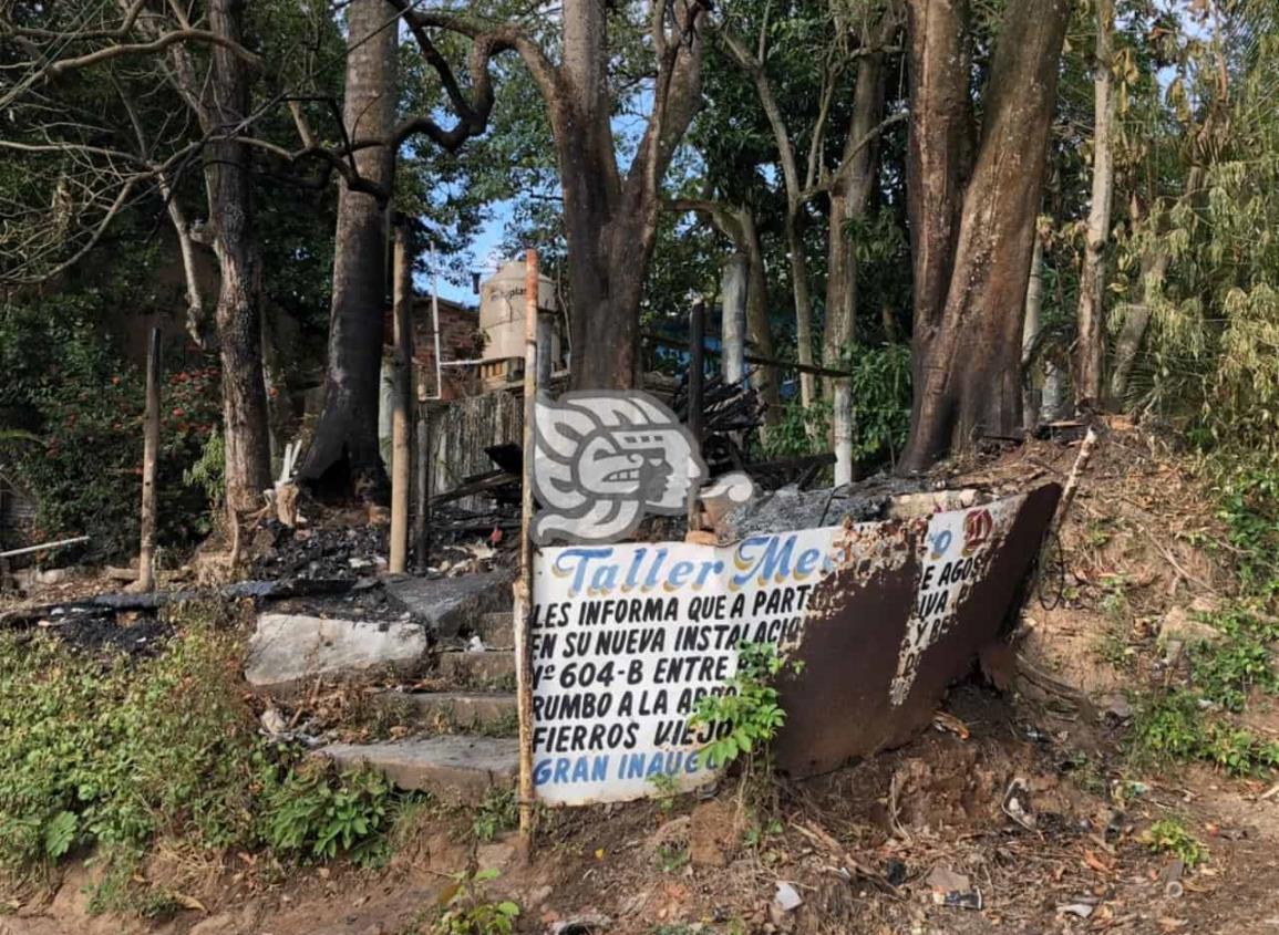 Fuego consume taller eléctrico en Acayucan