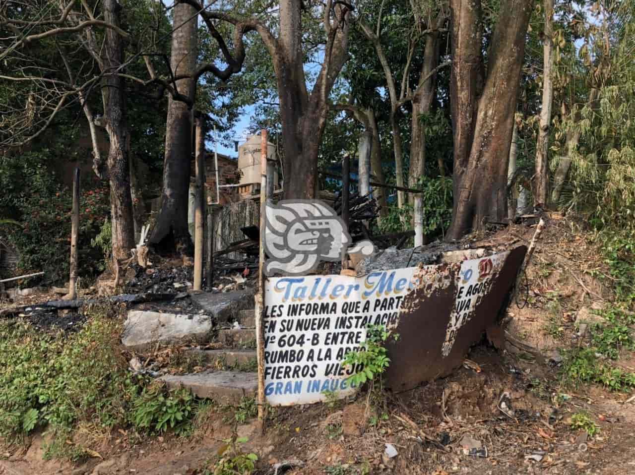 Fuego consume taller eléctrico en Acayucan