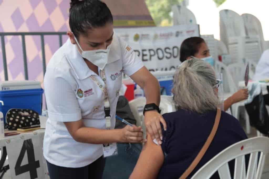 Comienza vacunación contra covid a adultos en Coatepec