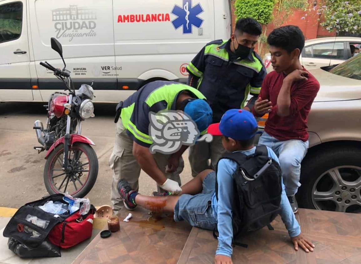 Colisionan a hermanos en motocicleta en barrio de Acayucan