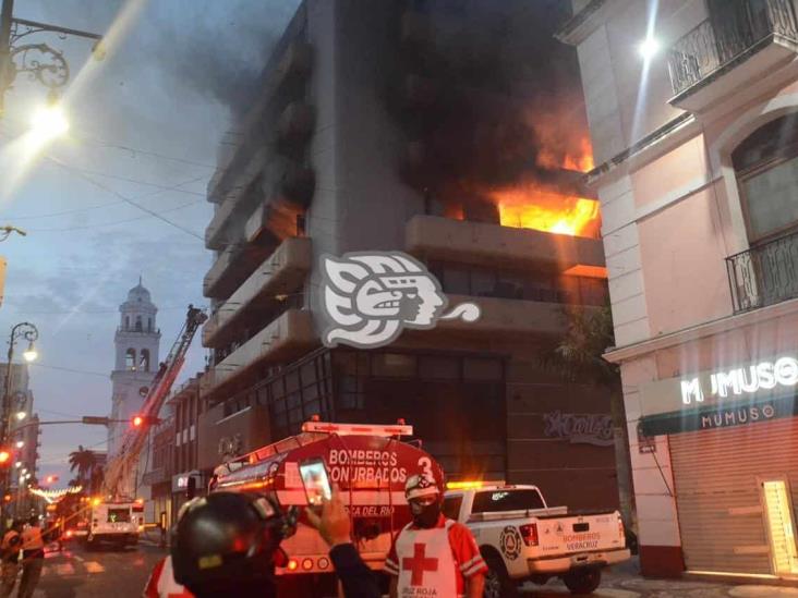 Sofocan incendio registrado en edificio del centro de Veracruz