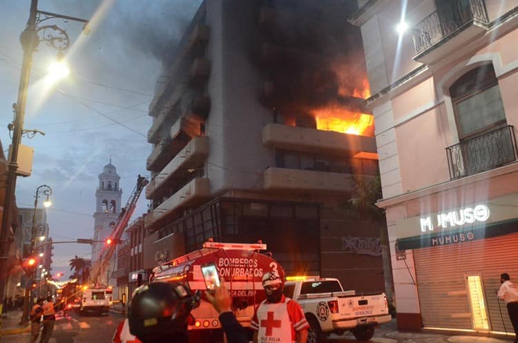 Sofocan incendio registrado en edificio del centro de Veracruz