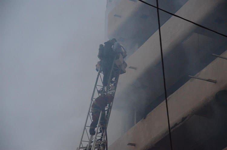 Sofocan incendio registrado en edificio del centro de Veracruz