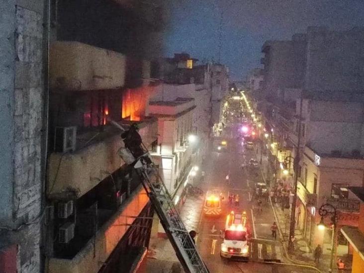 Sofocan incendio registrado en edificio del centro de Veracruz