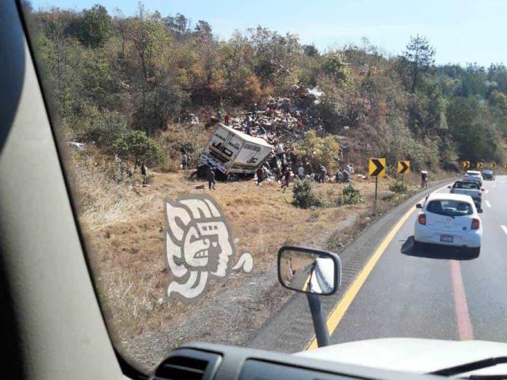 Se desata rapiña tras nueva volcadura en Maltrata