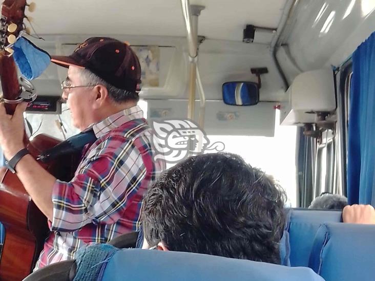 Cantantes y predicadores de transporte público, sin medidas sanitarias