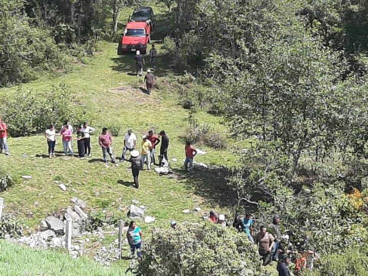 Vuelca tráiler en libramiento de Xalapa; logran evitar rapiña