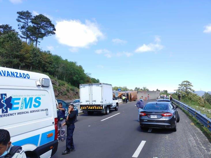 Vuelca tráiler en libramiento de Xalapa; logran evitar rapiña