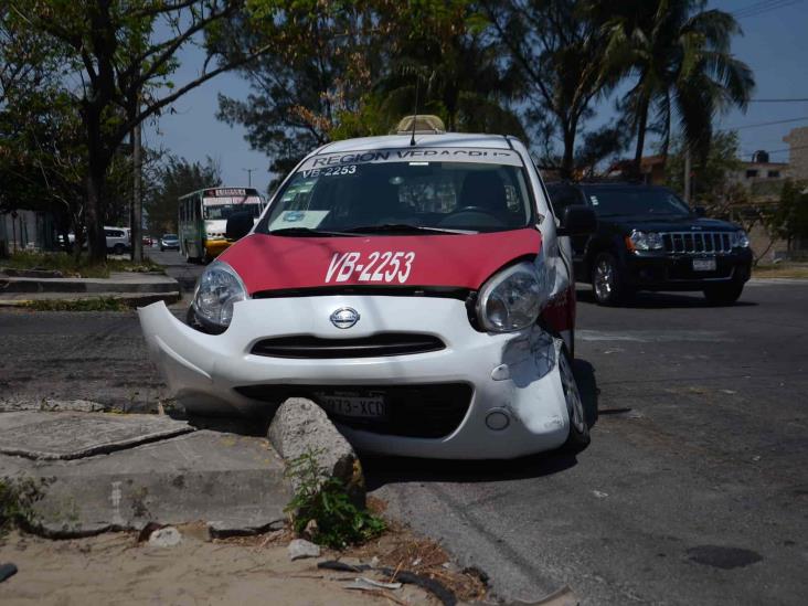 Se registra accidente entre dos unidades en calles de colonia Los Pinos