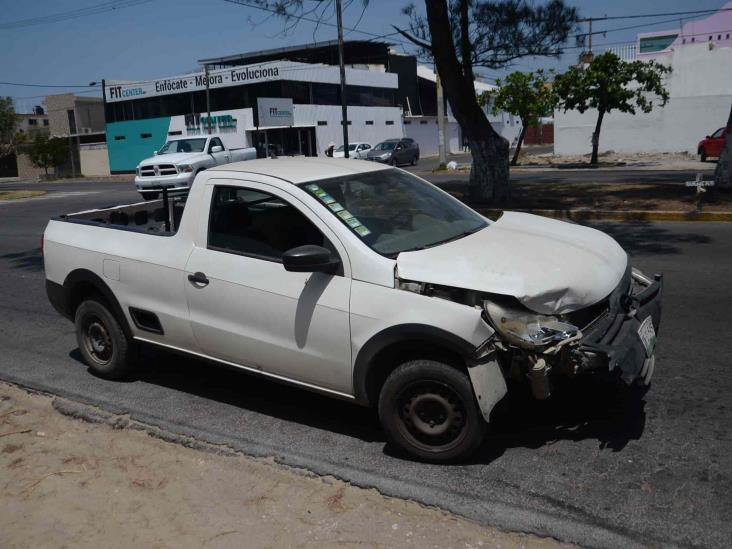 Se registra accidente entre dos unidades en calles de colonia Los Pinos