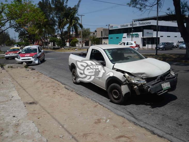 Se registra accidente entre dos unidades en calles de colonia Los Pinos