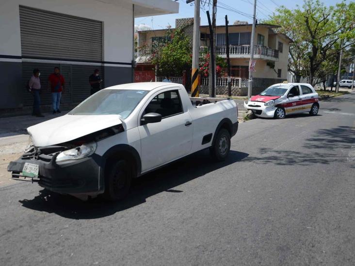 Se registra accidente entre dos unidades en calles de colonia Los Pinos