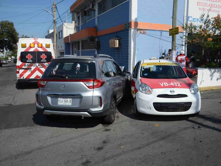 En Fraccionamiento Reforma, camioneta impacta a taxista; deja una persona herida