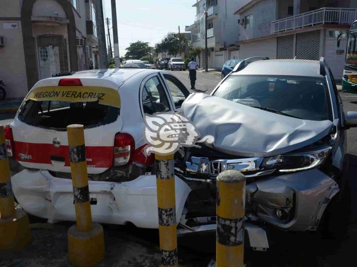 En Fraccionamiento Reforma, camioneta impacta a taxista; deja una persona herida