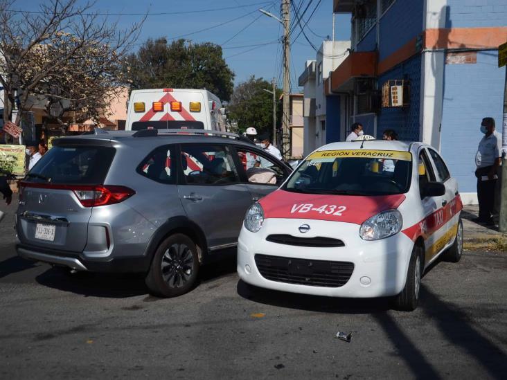 En Fraccionamiento Reforma, camioneta impacta a taxista; deja una persona herida