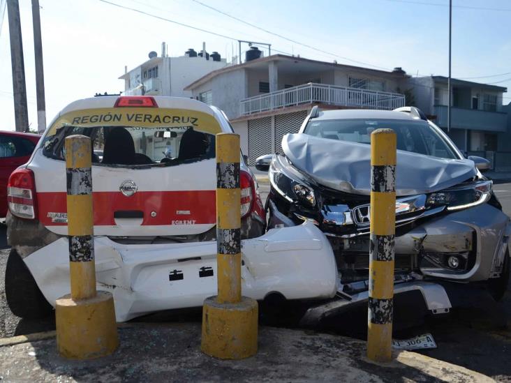 En Fraccionamiento Reforma, camioneta impacta a taxista; deja una persona herida