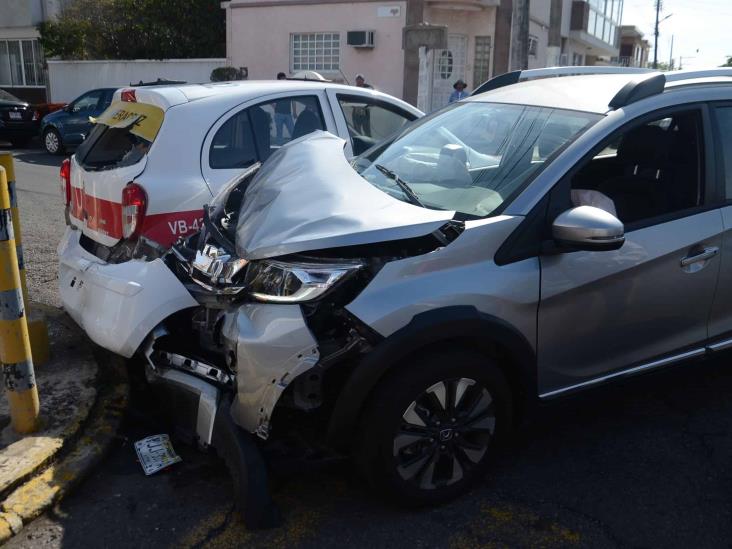 En Fraccionamiento Reforma, camioneta impacta a taxista; deja una persona herida