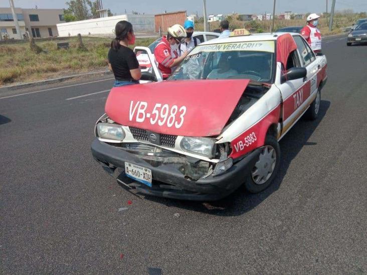 Choque entre dos taxis deja daños materiales sobre autopista Cardel-Veracruz