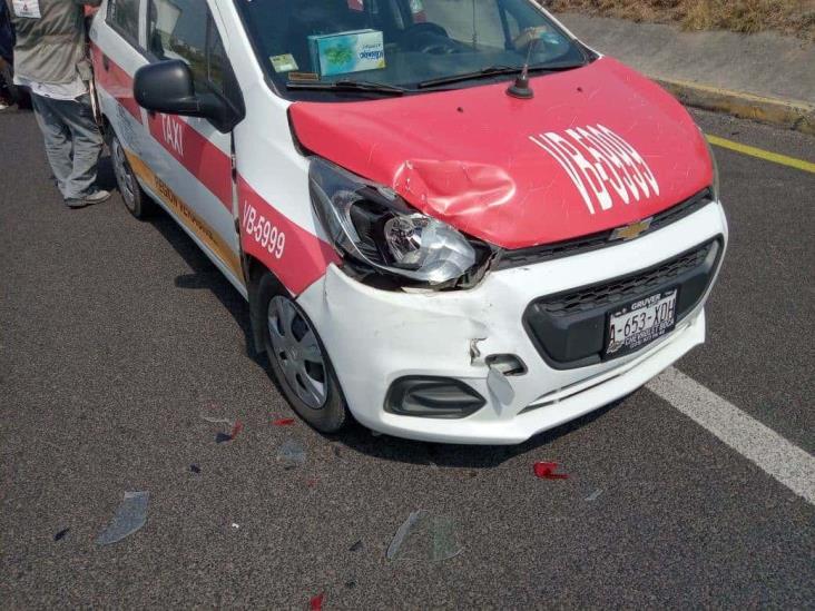 Choque entre dos taxis deja daños materiales sobre autopista Cardel-Veracruz