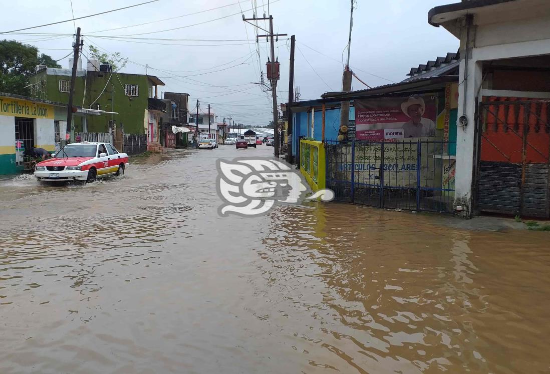 Jueves santo lluvioso en Agua Dulce; calles encharcadas