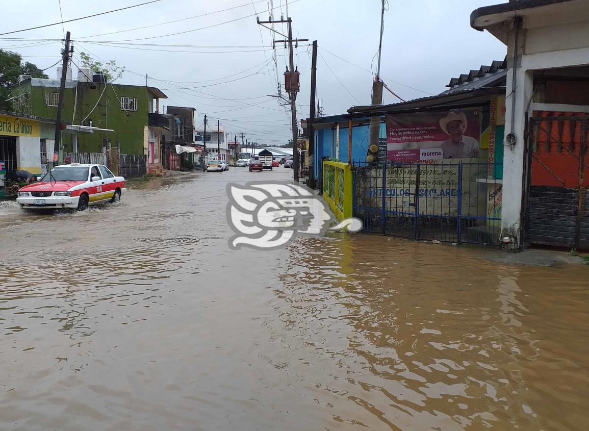 Jueves santo lluvioso en Agua Dulce; calles encharcadas