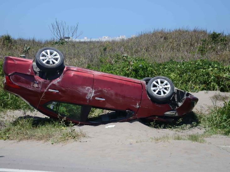 Hombre en estado de ebriedad termina volcado y lesionado