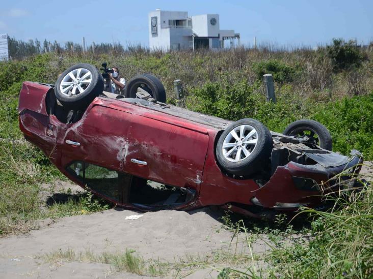 Hombre en estado de ebriedad termina volcado y lesionado