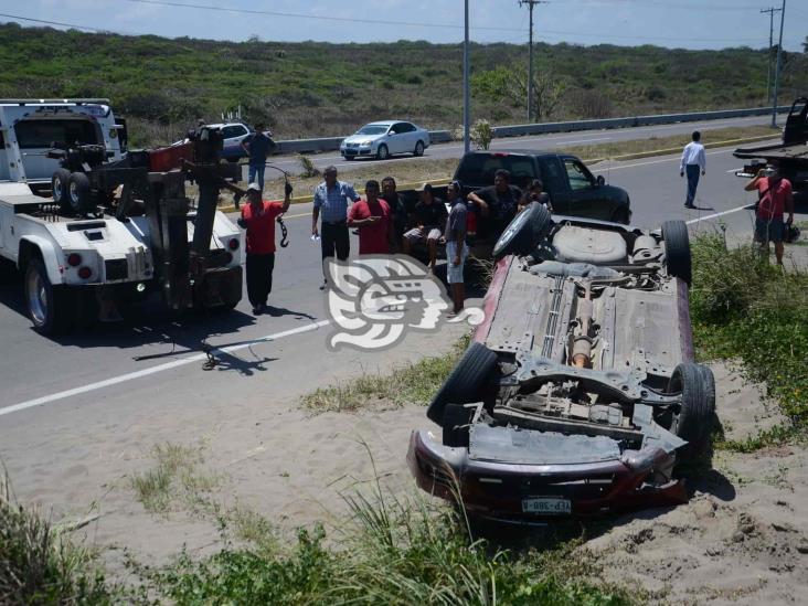 Hombre en estado de ebriedad termina volcado y lesionado