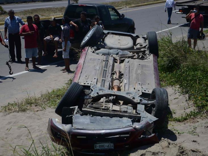 Hombre en estado de ebriedad termina volcado y lesionado