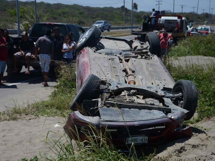 Hombre en estado de ebriedad termina volcado y lesionado