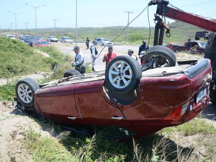 Hombre en estado de ebriedad termina volcado y lesionado