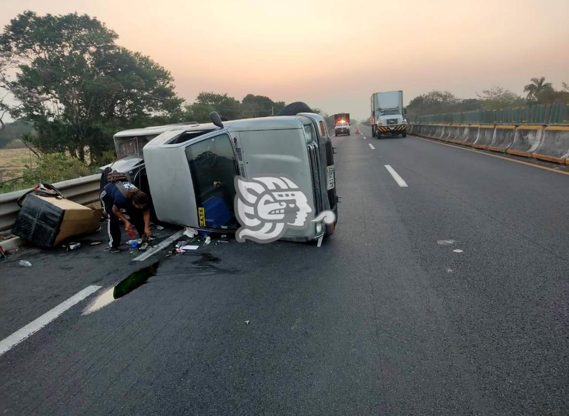 Volcadura sobre la autopista dejó solo daños materiales