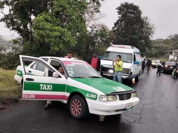 Choque en calle de Xalapa deja como saldo cuatro personas heridas