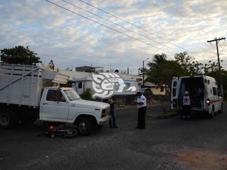 Se registra fuerte accidente entre motociclista y conductor; deja una persona herida