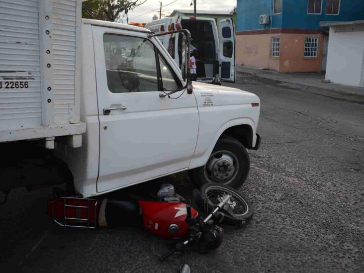 Se registra fuerte accidente entre motociclista y conductor; deja una persona herida