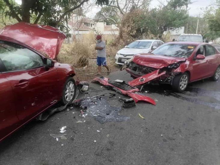 Chocan de frente dos unidades en Playa de Vacas