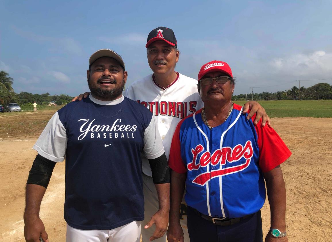 Softboleros desafían al Covid-19 y quieren jugar