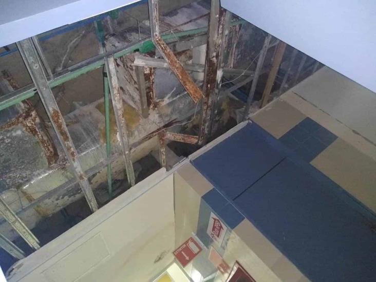 Se cae a pedazos techo de Área Covid del Hospital de Coatza