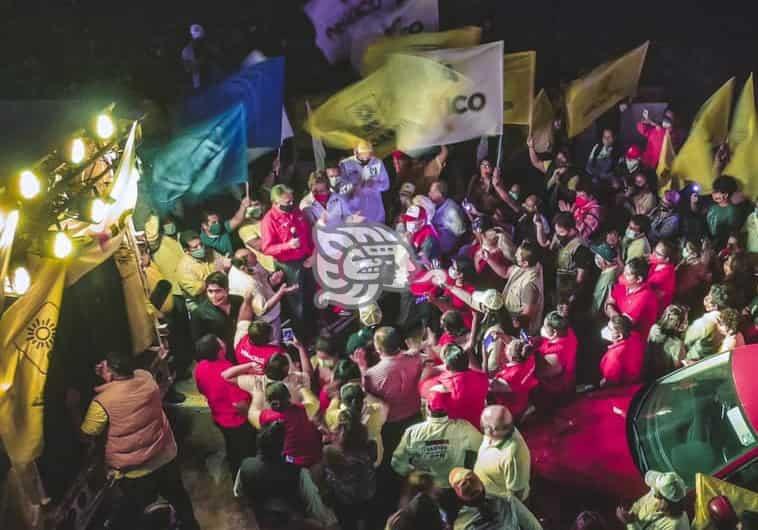 Se olvidan de sana distancia en arranques de campaña