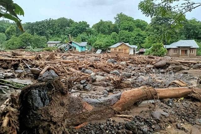 Mueren más de 50 personas por inundaciones y aludes en Indonesia