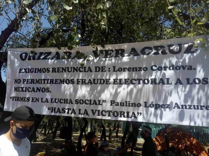 En Orizaba, militantes de Morena piden renuncia del Consejero del INE