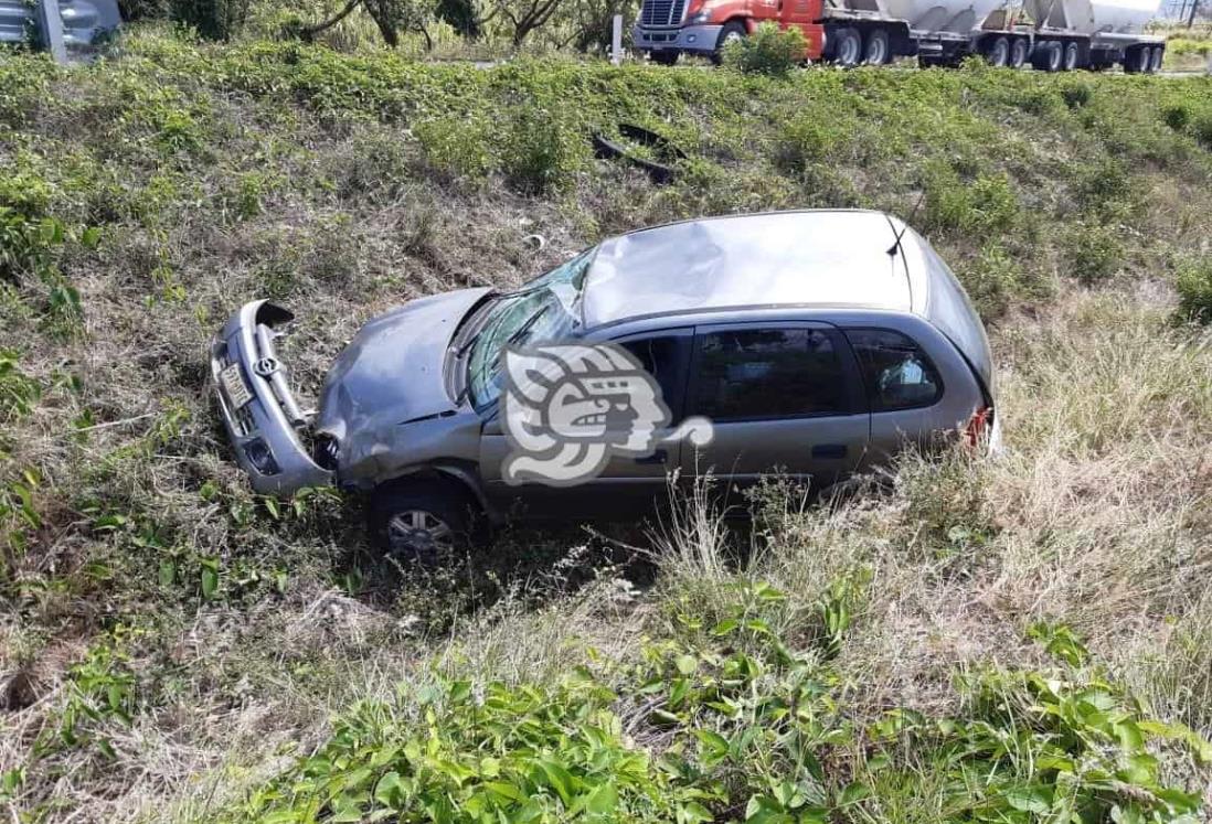 Comerciante sufre volcadura sobre la autopista en Acayucan