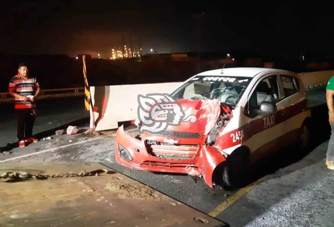 Ruletero sufre aparatoso accidente en zona industrial de Coatza
